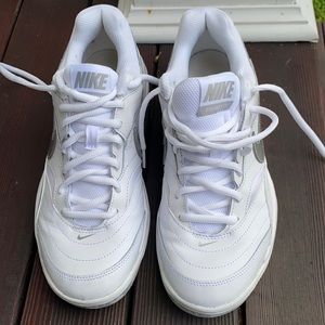 Nike tennis shoes, barely worn